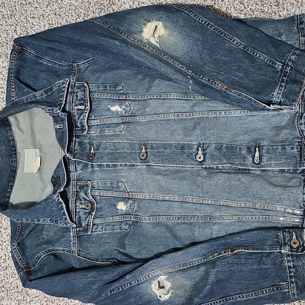 Men's distressed buttoned denim jacket. Size XXL